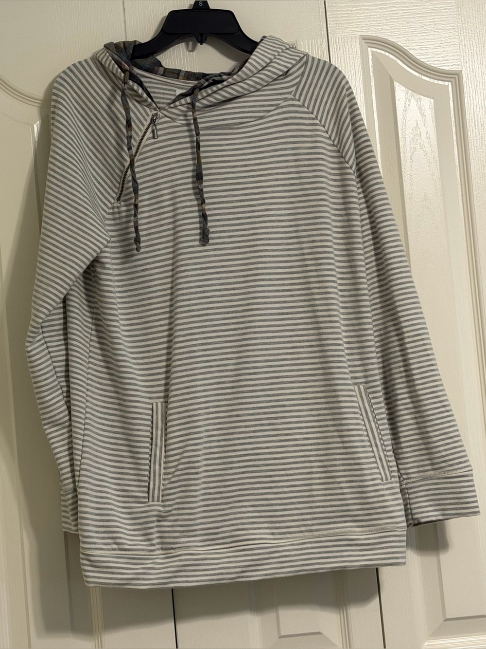Maurices Gray and White Striped Women’s Crewneck Hoodie in XL